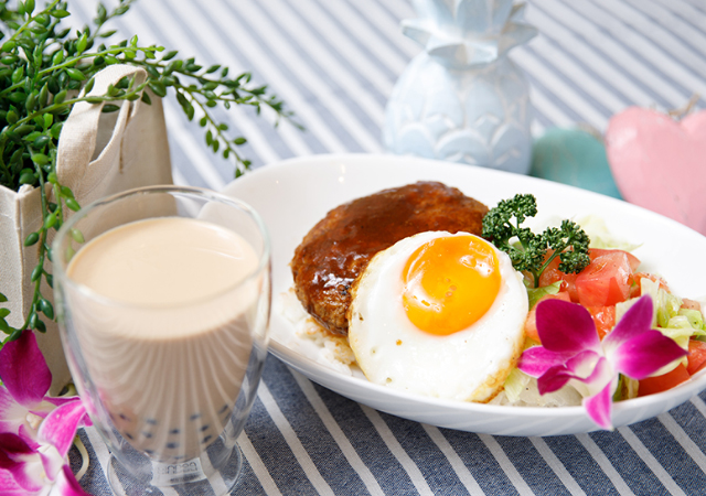 ハワイで人気のロコモコ丼&タピオカロイヤルミルクティーのイメージ