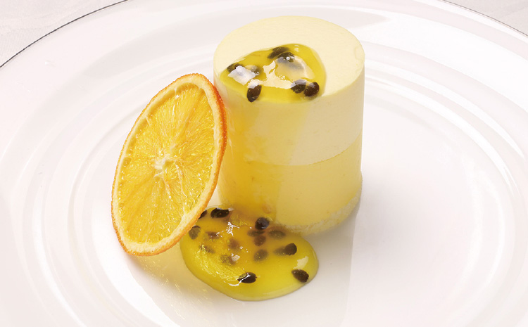 マンゴーのパルフェパッションフルーツのピューレ添え