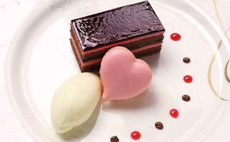 オペラ・ルージュハートのマカロンとミルクアイスクリーム添え