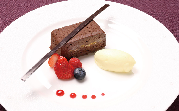 フォンダンショコラローズマリー風味のクレームフェッテベリーフルーツとヴァニラアイスクリーム