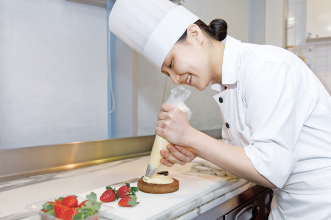 国家資格を取得しパティシエのプロを目指す　パティシエ科
