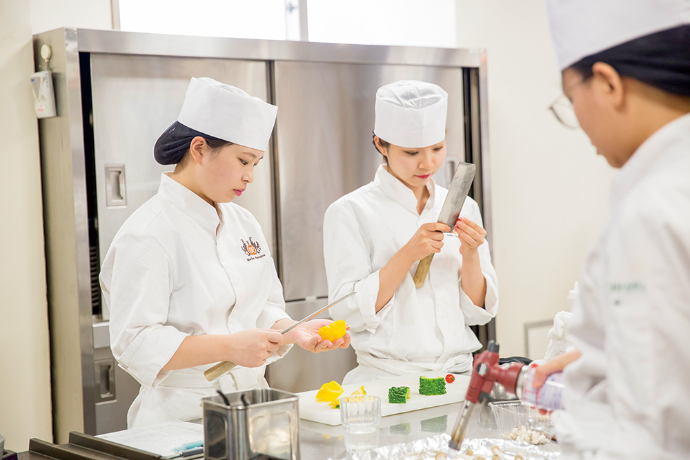 料理人になるなら調理師免許は必須 東京ベルエポック製菓調理専門学校 パティシエ シェフ カフェのプロを目指す